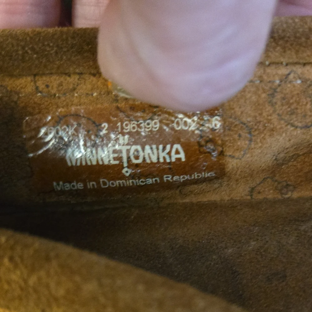 Minnetonka x Hello‎ Kitty Suede Moccasins – Kids Size 2